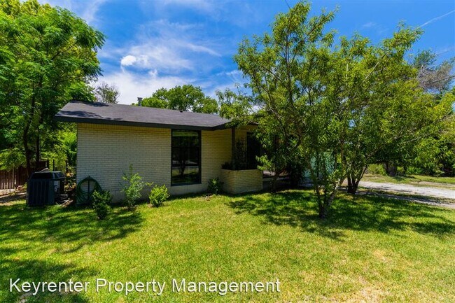 Building Photo - 1423 Broadmoor Dr