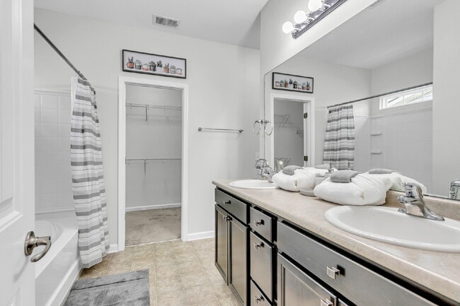 Building Photo - Cozy executive rental in Savannah highlands