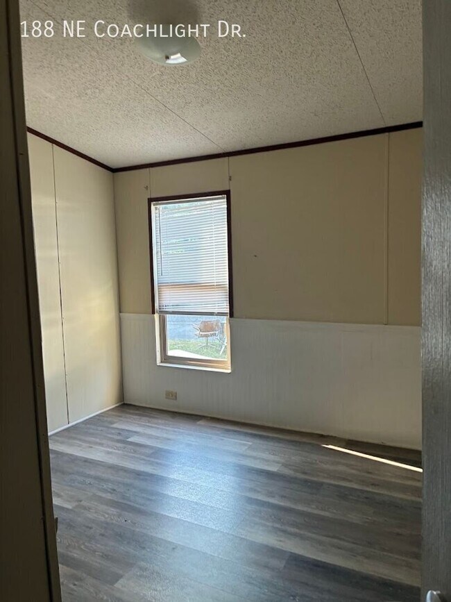 Building Photo - 188 Coachlight Dr