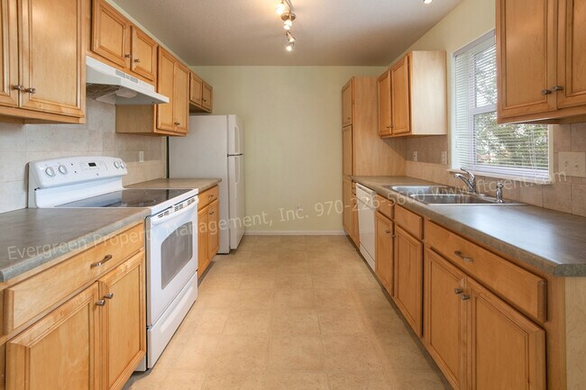 Building Photo - 3 Bedroom Town-home in Northeast Fort Coll...