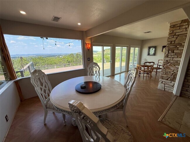 Building Photo - 901 Madrona Dr