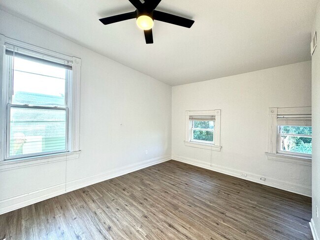 Building Photo - 4 bed/2 full bath Rental on Warner - Mins ...