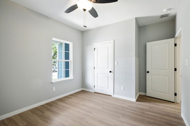 Building Photo - "Charming 3-Bedroom Denison Home with Gran...