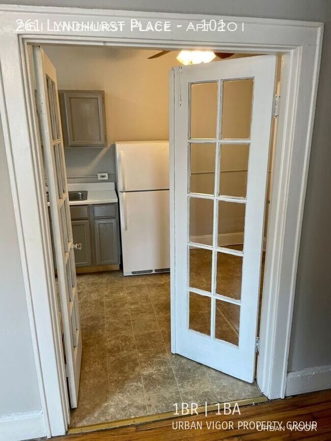 Building Photo - 261 Lyndhurst Pl