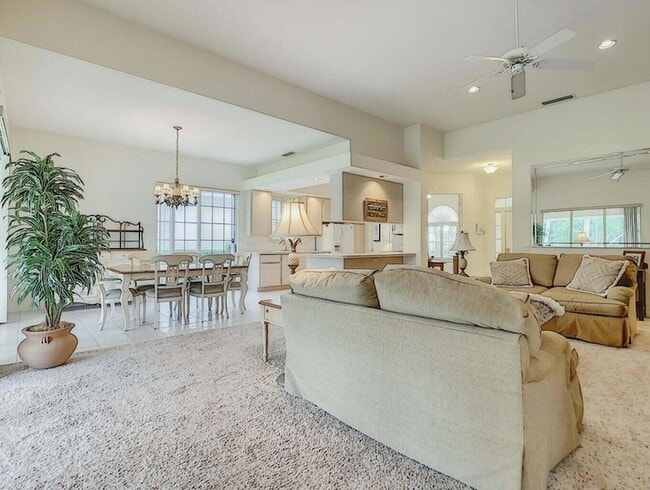 Building Photo - 8533 SE Palm Hammock Ln