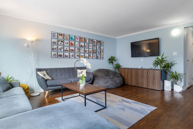 Building Photo - UPDATED LARGE BRIGHT 1800sf 3BR/2BA/1GR In...
