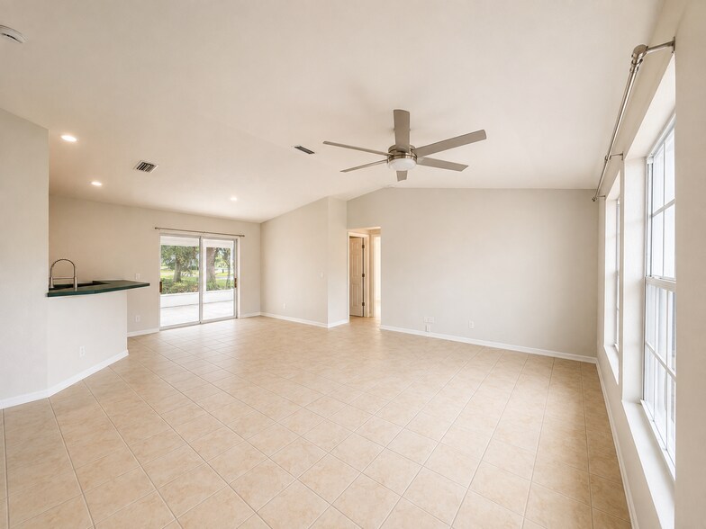Building Photo - 5084 White Ave