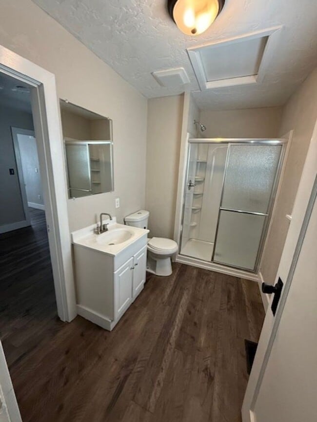 Building Photo - Cute remodel right downtown! Super cute.