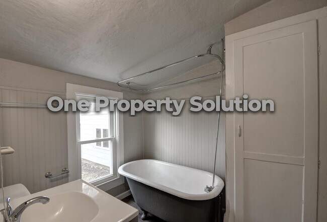 Building Photo - 810 Plain St