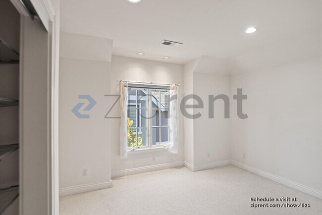 Building Photo - 1320 Drake Ave