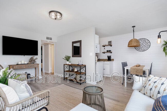 Primary Photo - 909 Pacific Ave