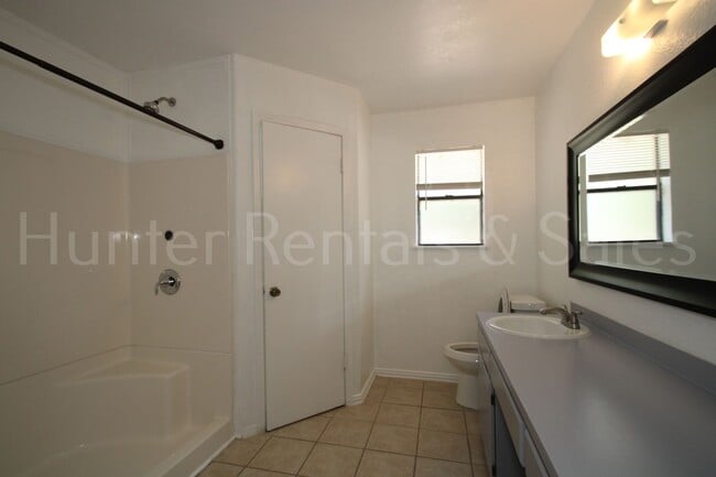 Building Photo - Bright and Open 3 Bedroom Home in Cove!