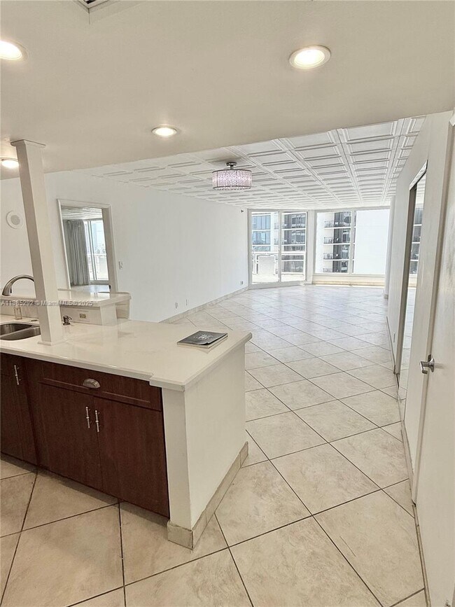 Building Photo - 1717 N Bayshore Dr