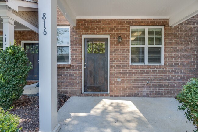 Building Photo - 816 Hillview Heights