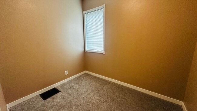 Building Photo - 2 bedroom 1 bath house
