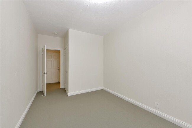 Building Photo - Bright TOP FLOOR 1-Bedroom Apartment in He...