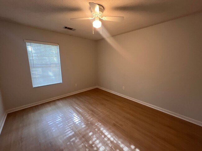 Building Photo - Center 628-630