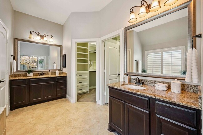 Building Photo - Beautifully maintained 4-beds, 3-bath, 3 c...