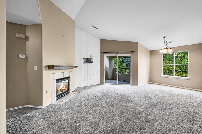 Building Photo - $1,750.00, 3-bed, 2-bath, located in Color...