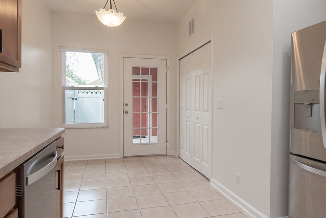 Building Photo - 808 Carlyle Ln
