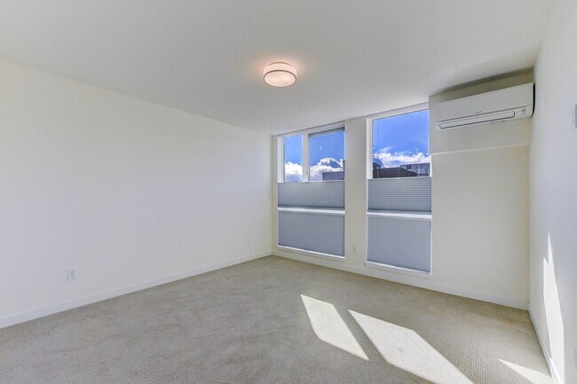 Building Photo - Terrific Townhome