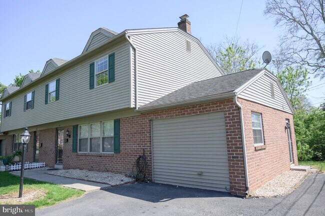 Building Photo - 948 Homeland Dr