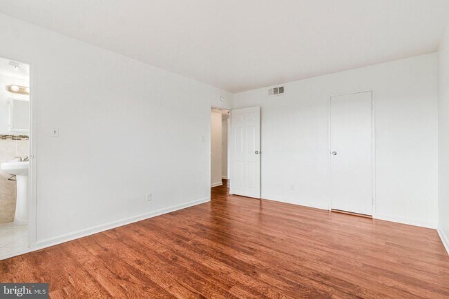 Building Photo - 5801 Quantrell Ave