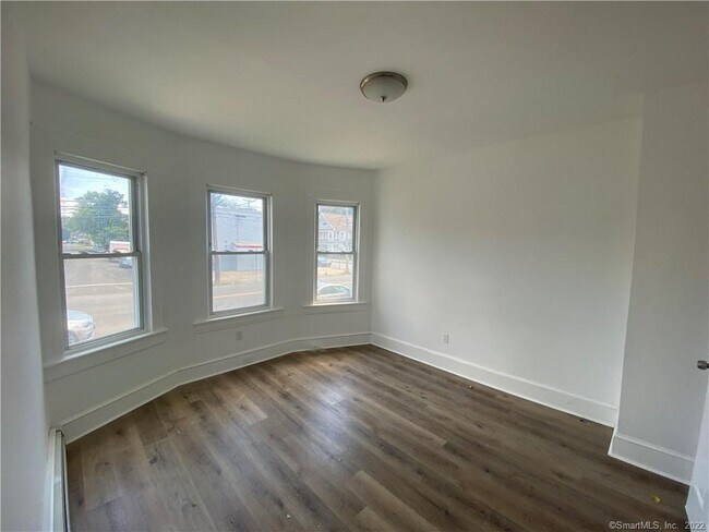 Building Photo - 222 Maplewood Ave