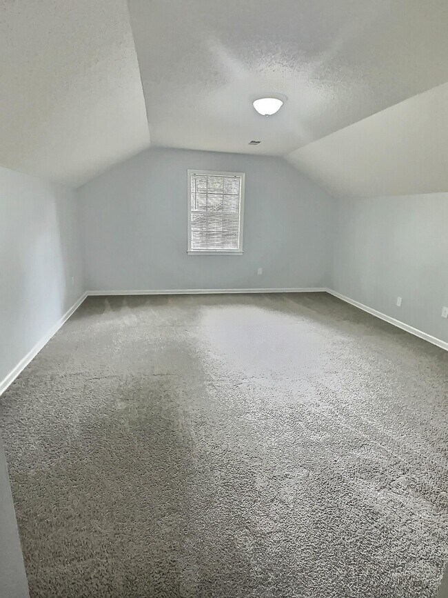 Building Photo - 1562 Holly Hill Dr