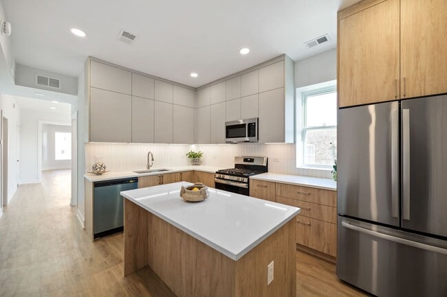 Building Photo - 2741 W Belmont Ave