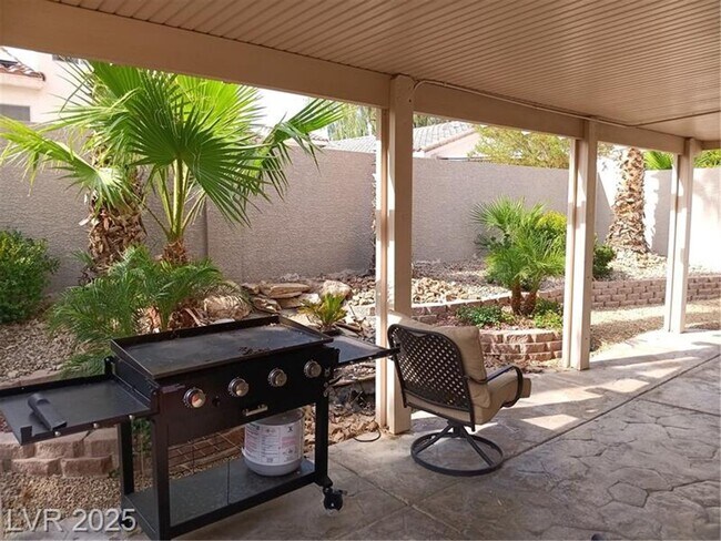 Building Photo - COMING SOON! NORTHWEST GEM! SPACIOUS HOME ...