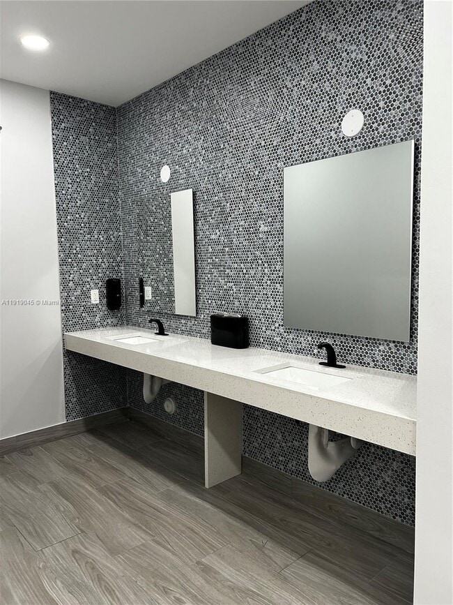 Building Photo - 16919 N Bay Rd