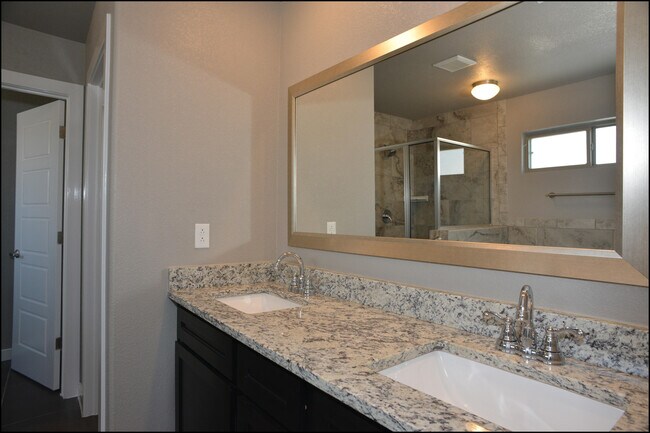 Building Photo - 945 Penrith St