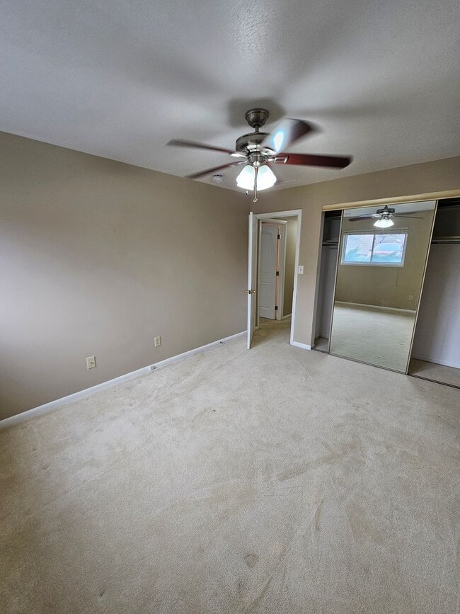 Building Photo - Beautiful 2 Bedroom Juniper Hills Condo For Rent