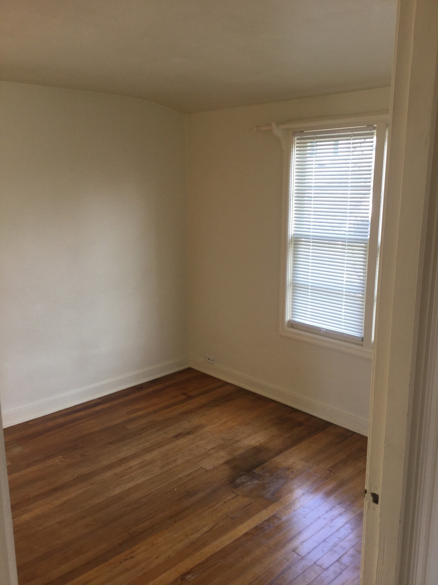 Building Photo - 1010 E 2nd St