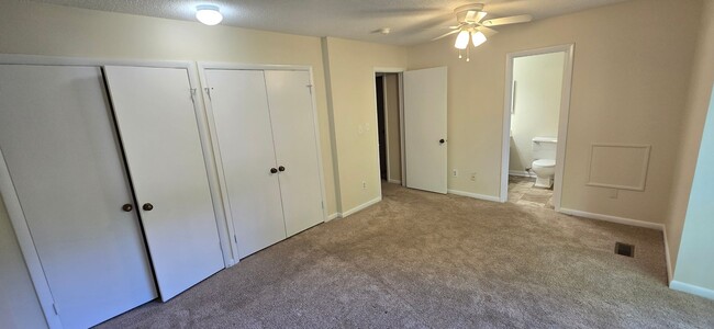 Building Photo - Townhome convenient to shopping and schools