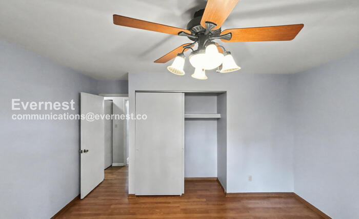 Building Photo - 2324 Woodbrook Cir N