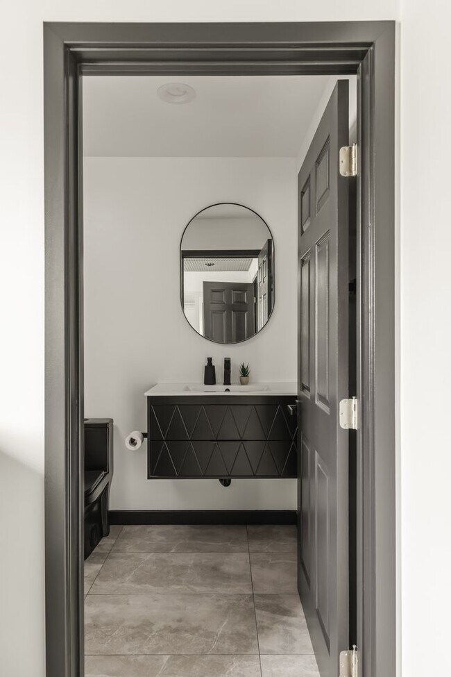 Building Photo - A 5 bedroom, 4 bathroom Fully Furnished Apartment at 1515 1/2 Selby Ave.