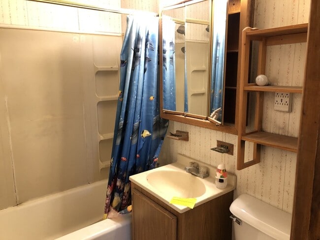 Building Photo - $995 - 3 bed 1 bath - Single Family Home