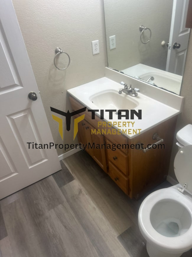 Building Photo - 3b/2b house