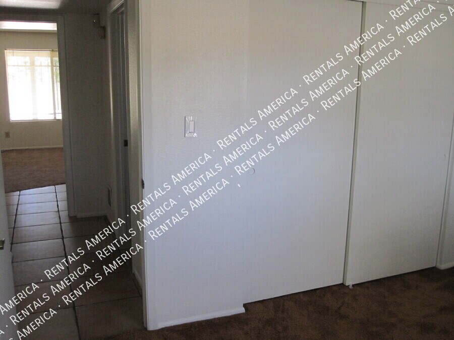 Building Photo - 1028 E Paradise Ln