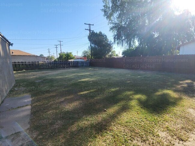 Building Photo - Charming 2 bedroom, 1 bathroom house near ...