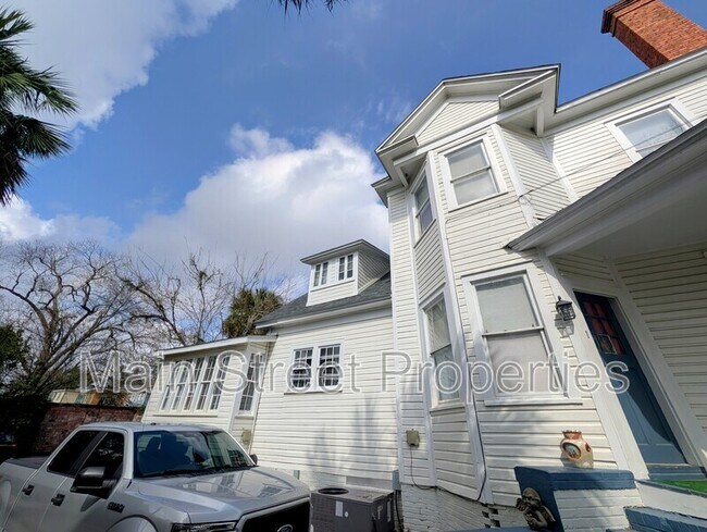 Building Photo - 911 N Spring St