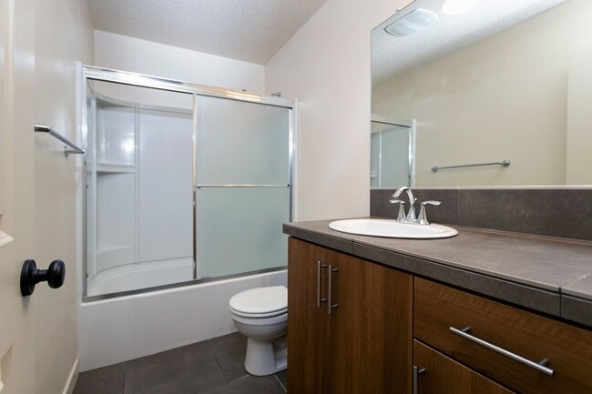 Building Photo - 2BD 2.5BA + Bonus Room Townhouse w/Garage + AC + Washer/Dryer Included