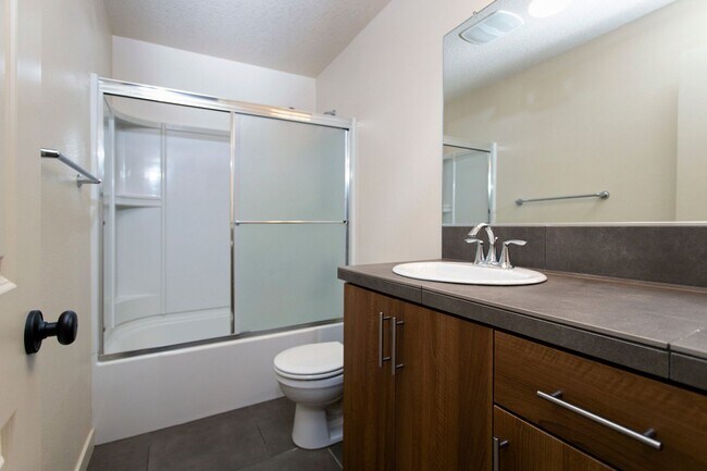 Building Photo - 2BD 2.5BA + Bonus Room/Den/Office Townhouse w/Garage + AC + Washer/Dryer Included