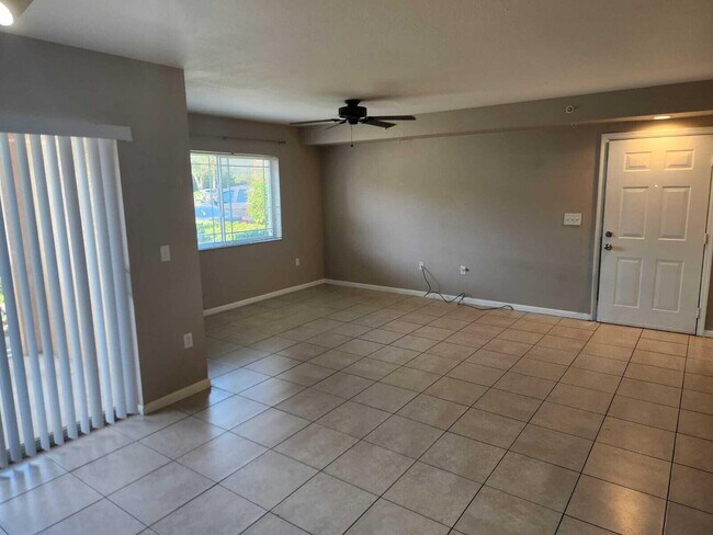 Building Photo - 201 SW Palm Dr