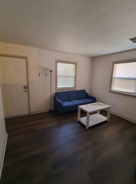 Building Photo - 2021 S Harris Ave