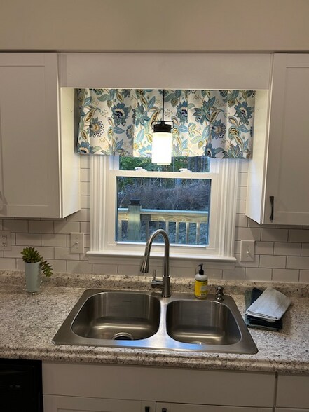 Building Photo - 225 Huckleberry Rd