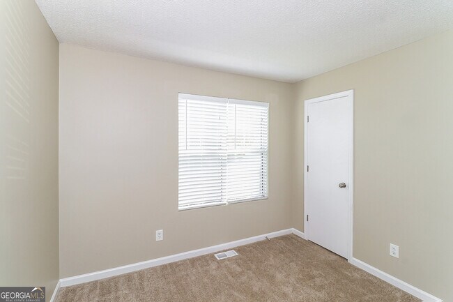 Building Photo - 1826 Killarney Dr SW