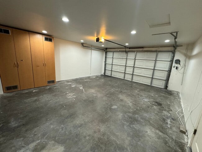 Building Photo - 3 bedroom - 2 bathroom